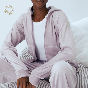 Conjunto de Pantalones Deportivos de Terciopelo Ecológico, Sudadera con Capucha y Pantalones Deportivos de Terciopelo de Bambú Orgánico, Ropa de Salón de Terciopelo Sostenible - Product Image 5