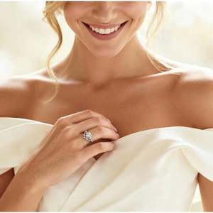 Jeulia <b>Infinity</b> Twist Cluster Heart Moissanite Engagement Ring Set with V Band - Product Image 6
