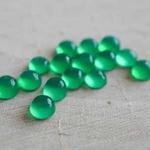 Piedra de Calcedonia verde Natural de 4mm piedra redonda semipreciosa cabujón suelto piedra preciosa de mayorista a granel precio de fábrica fabricación de joyas - Product Image 1