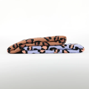 Gorro de invierno acrílico con estampado de leopardo de alta calidad para hombres y mujeres, gorro de punto holgado con logotipo tejido personalizado para viajes - Product Image 6