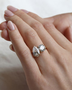 Toi Et Moi Anillo de compromiso de diamante original 2,00 Ctw CVD Corte de pera Moissanite 14K Oro amarillo Joyería de dos piedras - Product Image 3