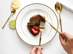 Juego de cucharas y tenedores, juego de cubiertos recubiertos de PVD de color latón y acero inoxidable, caja de regalo de mesa, embalaje disponible al mejor precio - Product Image 5