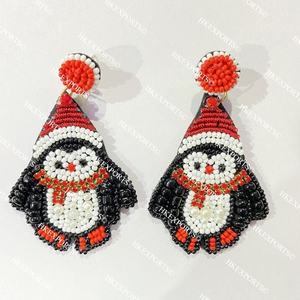 Pendientes de botas occidentales de Papá Noel con cuentas de semillas rosas hechas a mano para celebraciones festivas - Product Image 3