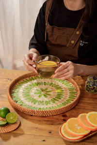 Attrayant fait à la main décoratif nacre incrustation capiz avec plateau de service rond en rotin par Thien Thanh - Product Image 3