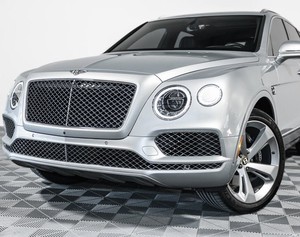 Super Clean Usado 2021 Bentle-y Bentayga V8 AWD con asientos de cuero Sistema de navegación Asientos con calefacción Arranque remoto Techo solar - Product Image 1