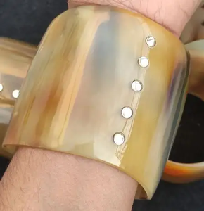 Brazalete de cuerno de búfalo natural para mujeres y niñas, brazalete de cuerno de aspecto antiguo de estilo Vintage puramente hecho a mano, pulsera ética - Product Image 1