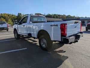 Ford Super Duty F-250 SRW XL 4WD Regular Cab Pickup d'occasion 2026 avec moteur essence V8 de 6,8 L - Product Image 4