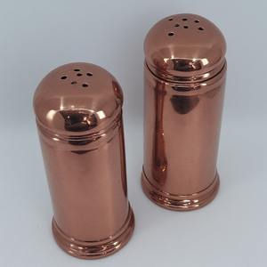 Molinillo de sal y pimienta de latón decorativo con detalles geométricos tallados, trabajo artesanal Diseñado para interiores de comedor decorativos - Product Image 1