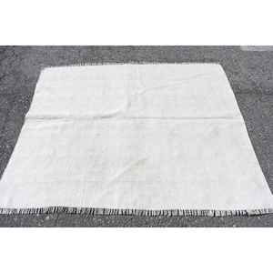 Alfombra Vintage de 5.6x4.8 pies, Alfombra Turca, Alfombra de Lana con Estampado Animal en Blanco y Gris - Product Image 1