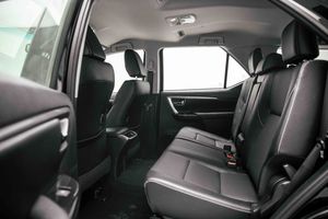 Casi Nuevo, Precio Accesible, Toyota Fortuner 2025 Attitude Negro - 4.0L 4WD 7 Plazas, Asientos de Cuero, Faros LED, Automático - Product Image 4