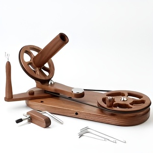 Enrouleur de fil en bois fabriqué à la main moderne pour tricoter et crocheter Enrouleur de boule naturel avec accessoires de distribution pour travaux d'aiguille - Product Image 2