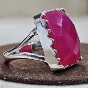 Anillo de Plata de Ley 925 Trendy Eternity Vermeil, piedra preciosa de diseñador hecha a mano de excelente calidad con diamante de Calcedonia fucsia - Product Image 4