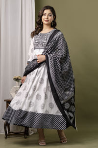 Robe en rayonne de qualité supérieure du fabricant indien avec broderie de séquence d'impression de table Dupatta travail de style ethnique pour l'été - Product Image 6