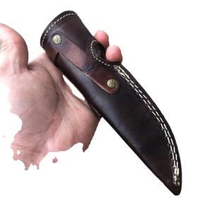 Ceci est un étui en cuir brun foncé fait à la main, conçu pour un couteau à lame fixe. Fabriqué en cuir véritable très résistant. - Product Image 1
