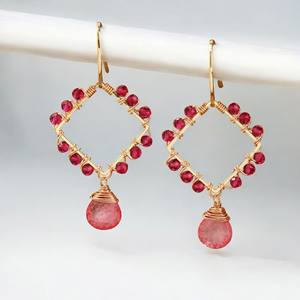 Pendientes hechos a mano de alambre de cuarzo de turmalina Rosa natural-Pendientes chapados en oro de diseñador de moda Joyería - Product Image 1