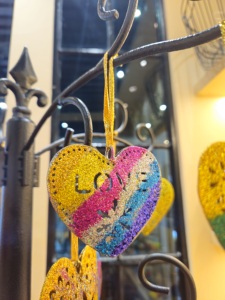 Corazón Multicolor colgante adorno de Metal brillo corazón decorativo para árbol de Navidad boda fiesta decoración del hogar pieza de regalo - Product Image 4