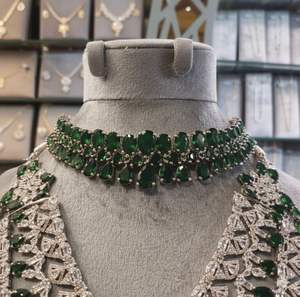 สร้อยคอยาวแบบคุนดันประดับตกแต่งอย่างงดงาม พร้อมลูกปัดออนิกซ์สีเขียวมิ้นท์ และลวดลายวงกลมสีทองที่ประณีต - Product Image 3