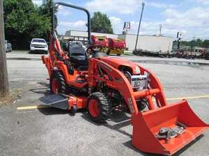 Tracteur agricole Kubota B2320 4x4 de qualité supérieure avec chargeur, 23 ch, pas cher, doté de composants essentiels : boîte de vitesses, moteur, roulement - Product Image 3