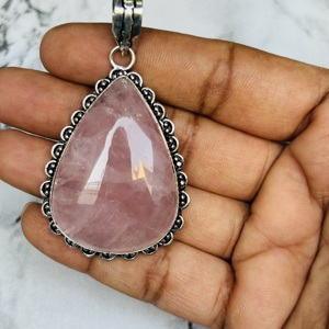 Collier avec pendentif en pierre de quartz rose bohème de haute qualité, tendance, cristal naturel, serti en argent plaqué laiton - Product Image 4