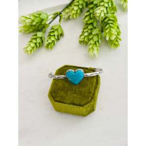 Brazalete en Forma de Corazón de Plata de Ley y Turquesa Kingman Donovan Skeets - Accesorio de Moda - Product Image 1