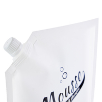 Pochette d'emballage souple avec bec verseur pour shampoing, 1500 ml (1,5 L), en PET noir/nylon/PE blanc, finition mate vernie, scellage robuste et refermable, 130 microns