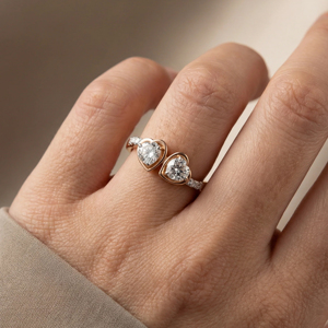 Anillo de Moissanita de Lujo con Corte de Doble Corazón para Mujer, Oro Rosa de 14K, Anillo de Compromiso Ajustable Abierto con Diamantes Pavé - Product Image 3