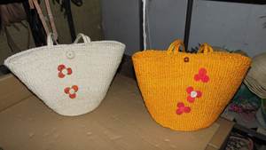 Fourre-tout en sisal de paille naturelle de Madagascar avec poignées en cuir de poche en raphia et fermeture à cordon de serrage Panier à main à motif rayé - Product Image 3