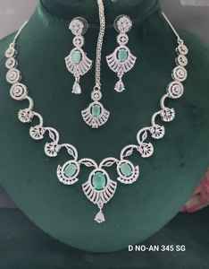 Collier plaqué rhodium CZ avec émeraude naturelle en forme de fleur, chaîne à maillons tendance, SKU an 345 SG/C-7 pour les fêtes - Product Image 3