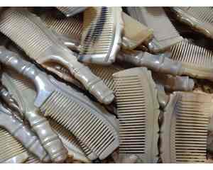 Peine de cuerno hecho a mano en Vietnam Dientes lisos y acabado fino Peine de cuerno Premium con efecto antiestático para el cuidado del cabello - Product Image 1