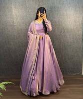 Fournisseur en gros de vêtements pour femmes : Achetez en ligne des Kurta / Kurti hauts et pantalons Palazzo indiens et pakistanais, décontractés, festifs, élégants et sexy.