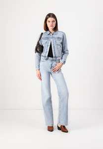 Dernière veste en jean bleu clair personnalisée pour femmes fermeture à boutons et poches poitrine conçues pour les femmes pour un confort en toutes saisons - Product Image 5