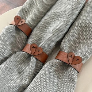 Rond de serviette en cuir en forme de cœur Accessoire de décoration de table élégant pour la maison, le mariage et la fête Look élégant et romantique - Product Image 5