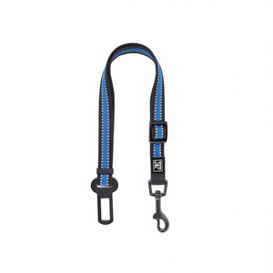 Ceinture de sécurité pour chien bicolore avec bandes réfléchissantes doubles pour la protection des animaux de compagnie sur la banquette arrière - Product Image 3