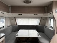 Achetez une caravane de voyage légère, imperméable, à double essieu, d'occasion en bon état, 6 couchages, avec cuisinière et douche