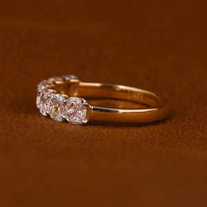 Alliance de mariage unisexe en or 14 carats certifiée IGI, classique, avec diamant de laboratoire taille coussin 7 mm, bande éternelle complète - Product Image 2