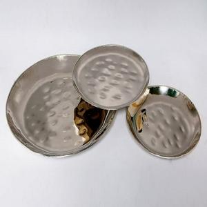 Plateau rond en métal argenté martelé Plateau de service en verre bois, fer et marbre - Product Image 2