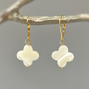Pendientes de trébol colgante de oro gota madre de perla plata Beachy Shell joyería de verano hecho a mano iridiscente minimalista regalo para esposa - Product Image 1