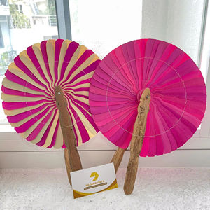 Éventail en feuilles de palmier naturelles séchées, tissé, léger, accessoire décoratif à main pour un mariage élégant sur la plage, Vietnam - Product Image 1