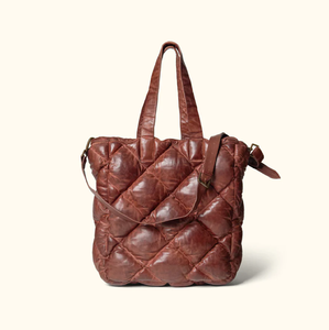Bolso de mano de cuero marrón acolchado para mujer, un bolso de hombro único y voluminoso con costuras de diamante, disponible a precios de mayorista ahora. - Product Image 1