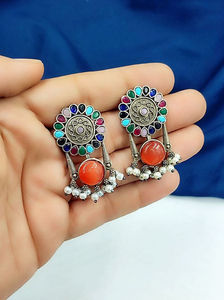 Pendientes de latón con aspecto plateado y acabado antiguo para mujer, joyería étnica clásica de piedra detallada, perfecta para ocasiones festivas - Product Image 5