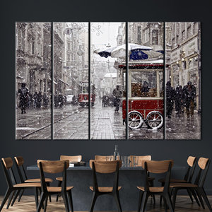 Toile imprimée : Paysage d'hiver d'Istanbul avec un tramway rouge, 5P : Prêt à accrocher - Product Image 1