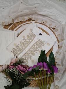 Ensemble Salwar Kurti traditionnel en tissu de soie viscose pure de couleur blanche, style sud-indien, avec travail de sequins et de broderies, à prix de gros - Product Image 5