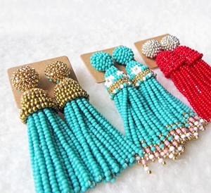 Boucles d'oreilles à pompons perlés multicolores faites à la main de 2,76 pouces de long, style Oscar De La Renta - Product Image 1