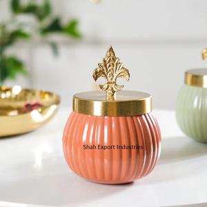 Pot à bougie en fer de couleur orange avec couvercle au design personnalisé pour la maison pot à bougie de décoration de table et d'éclairage de Noël - Product Image 1