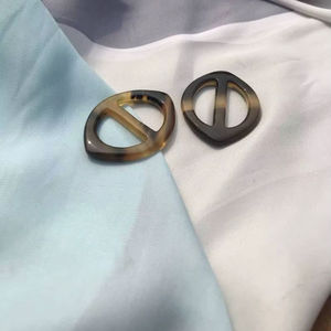 Anneau pour écharpe en corne de buffle avec polissage lisse, ajoutant une élégance douce et une tenue sécurisée à toute écharpe, de haute qualité - Product Image 1