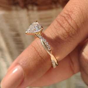 Bague de fiançailles en moissanite en forme de cœur délicat, or jaune 14 carats, bande pavée personnalisable, cadeau romantique pour un anniversaire, bijoux fins pour elle - Product Image 5
