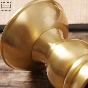 Soporte de vela de metal de lujo de alta calidad con diseño único que incluye otros tarros de vela linternas para decoración del hogar y uso en bodas - Product Image 2