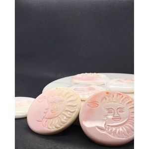 Fornituras de Joyería de Concha Rosa con Tallado de Luna y Sol - Product Image 2