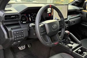 Toyota 4Runner TRD Pro Turbo Hybride 4 cylindres, 4x4, différentiel arrière autobloquant, faible kilométrage, modèle 2025, en parfait état - Product Image 6
