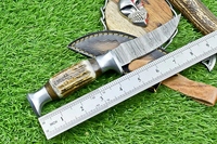 Couteau de chasse et de camping artisanal en acier Damas, lame partiellement dentelée, manche en corne de cerf, multifonction, léger